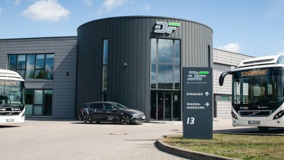 Firmengebäude von DF Automotive mit DF Bussen